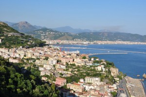 Vietri sul Mare mit Salerno (Almalfkiküste, Italien) Vietri sul Mare mit Salerno (Almalfkiküste, Italien)