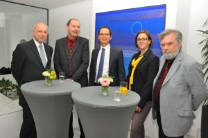 Von links nach rechts: Ich; Prof. Dr. Martin Reckenfelderbäumer, Rektor der wissenschaftlichen Hochschule Lahr; Prof. Dr. Michael Klebl, Prorektor, Leiter des Institut für Fernstudium in der Weiterbildung (IFW); Mag. Verena Liszt, wissenschaftliche Mitarbeiterin des IFW; Prof. Dr. Norbert Seel