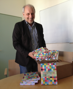 Da kommt Freude auf! Beim Auspacken der ersten Lieferung der mir und Rolf Schulmeister gewidmeten Festschrift zu Hochschuldidaktik (13.6.2013)
