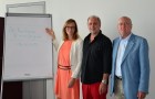 Barbara Kieslinger nach erfolgreicher Promotion mit mir (Betreuung, Begutachtung und Erstprüfer) und Univ.Prof. Josef Hochgerner (Zweitbegutachtung und Zweitprüfer)