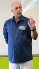 Peter Baumgartner in Lehrerpose