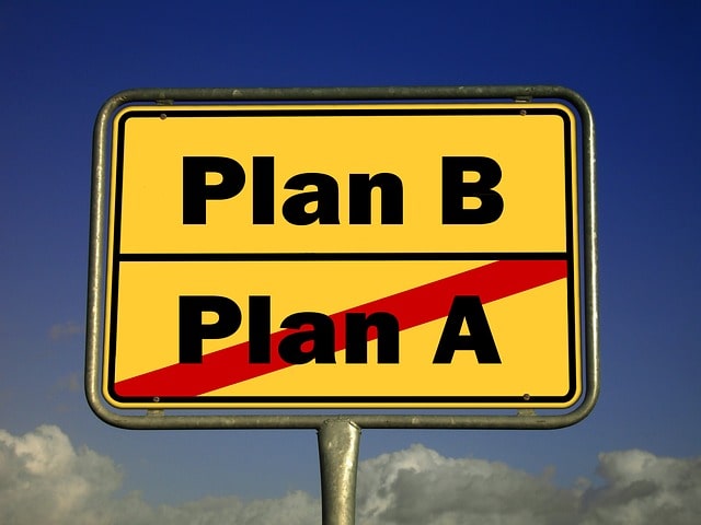 Ortstafel, wo "Plan A" durchgestrichen ist. Darüber ist "Plan B" angebracht.