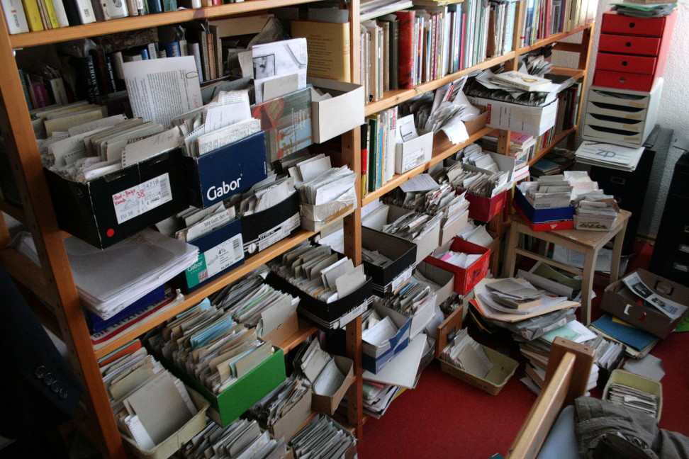 Büro mit vielen Zettelkästen